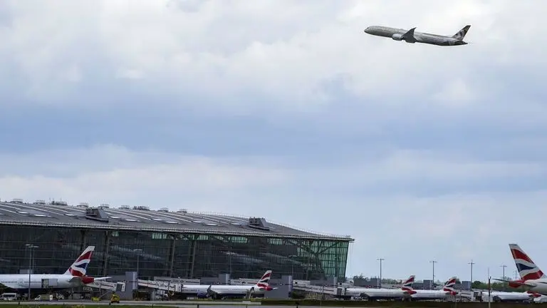  Un avi&oacute;n despega del Aeropuerto de Heathrow de Londres. EP 