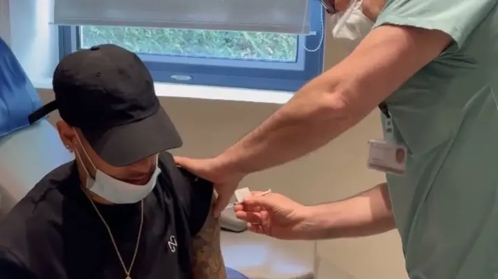  Neymar se vacuna contra el Covid-19 