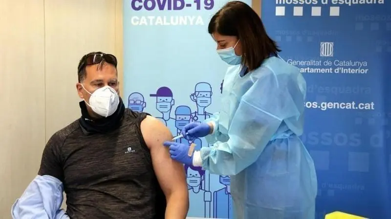  Una enfermera vacuna a un polic&iacute;a en Catalu&ntilde;a. Twitter 