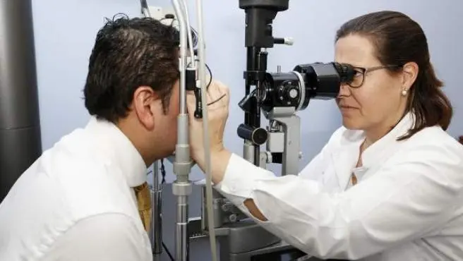  Una persona en una revisi&oacute;n de la vista.IMO 