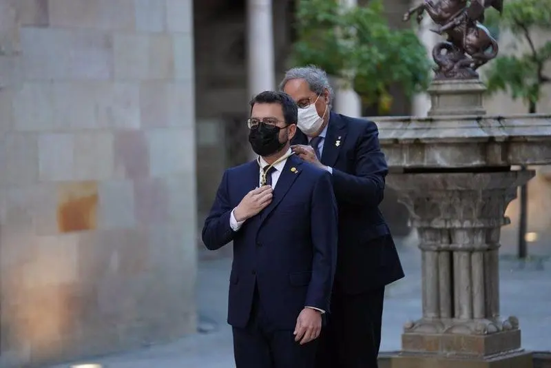  El expresidente Quim Torra pone la medalla de presidente de la Generalitat a Pere Aragon&egrave;s - PAU VENTEO - EUROPA PRESS 