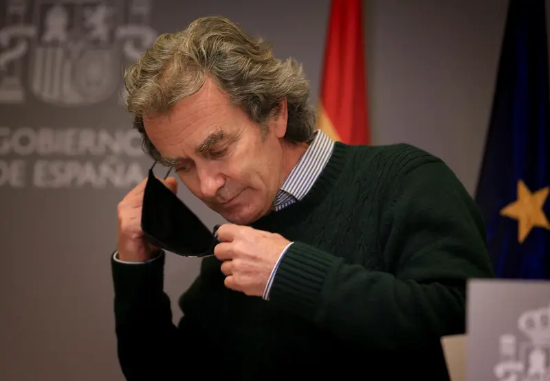  El director del Centro de Coordinaci&oacute;n de Alertas y Emergencias Sanitarias (CCAES), Fernando Sim&oacute;n se quita la mascarilla durante una rueda de prensa convocada ante los medios de comunicaci&oacute;n en el Ministerio de Sanidad para informar sobre la evoluci&oacute;n de - T.Rozas. POOL / Europa Press - Europa Press 