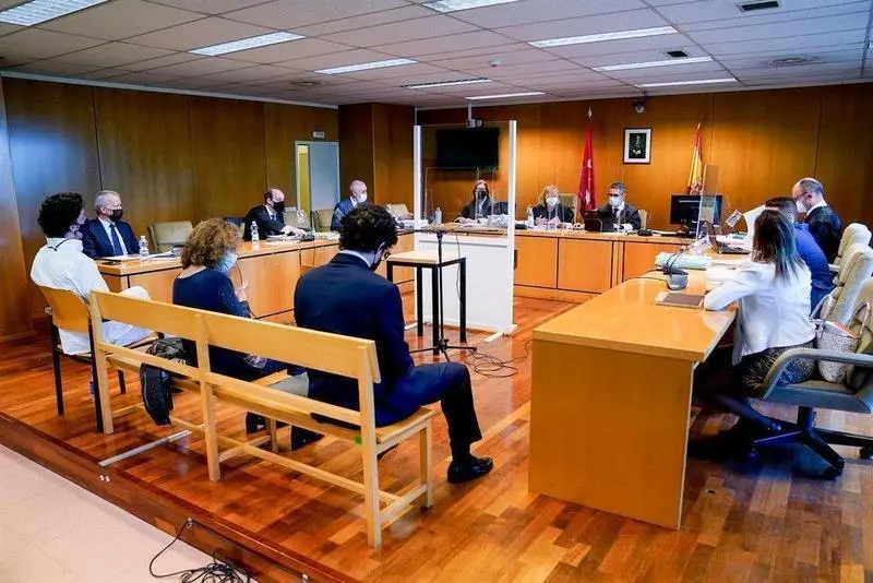  Francisco Nicol&aacute;s G&oacute;mez Iglesias (izq.-blanco), m&aacute;s conocido como el Peque&ntilde;o Nicol&aacute;s, sentado en el banquillo de los acusados para declarar en un juicio en la Audiencia Provincial de Madrid. EP 