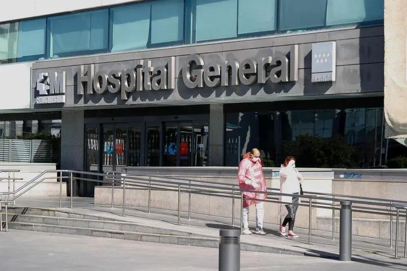  Archivo - Dos personas protegidas con mascarillas salen del Hospital La Paz. - &Oacute;scar J.Barroso - Europa Press - Archivo 