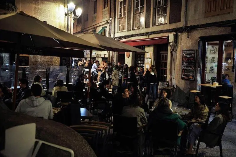  Personas en la terraza de un bar. EP 