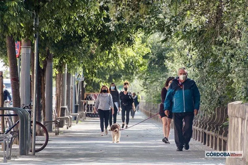  Gente paseando por el Paseo de la Ribera / Pilar Gázquez. 