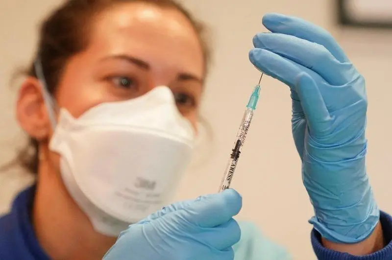  Sanitaria prepara una dosis para la vacunaci&oacute;n. Twitter 