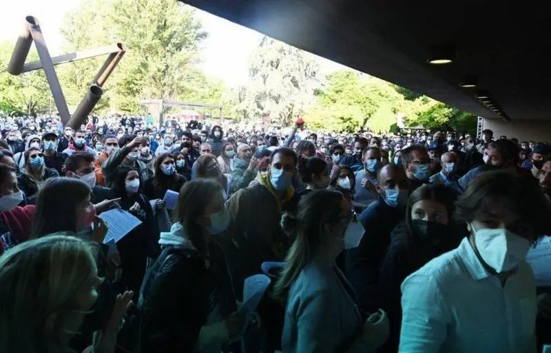  La gente se agolpa en Bolonia (Italia) para recibir la vacuna de Janssen. Twitter 