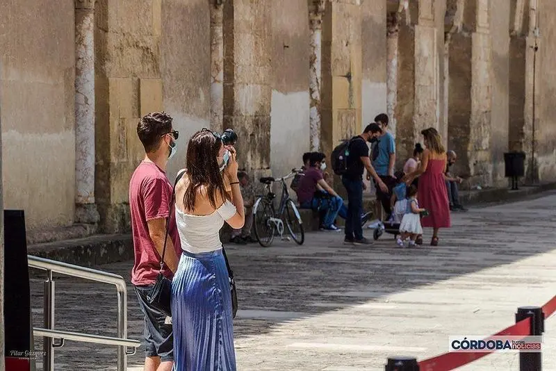  Turista sacando una fotografía en el Patio de los Naranjos / Pilar Gázquez. 