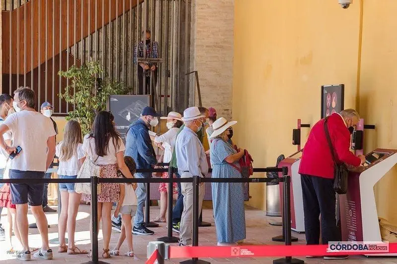  Tursitas haciendo cola para visitar la Mezquita-Catedral / Pilar Gázquez. 