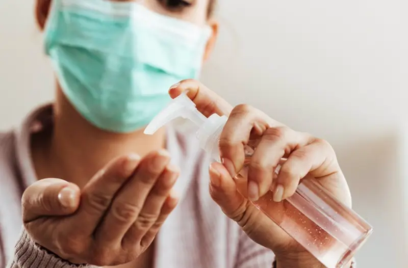  Archivo - Mujer con mascarilla y gel hidroalcoh&oacute;lico. - DRAZEN ZIGIC - Archivo 