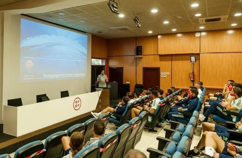  La Selecci&oacute;n Espa&ntilde;ola en una charla 