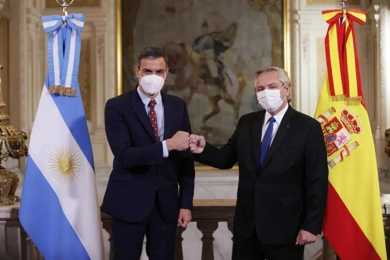  Pedro S&aacute;nchez junto al Presidente de Argentina. Twitter. 