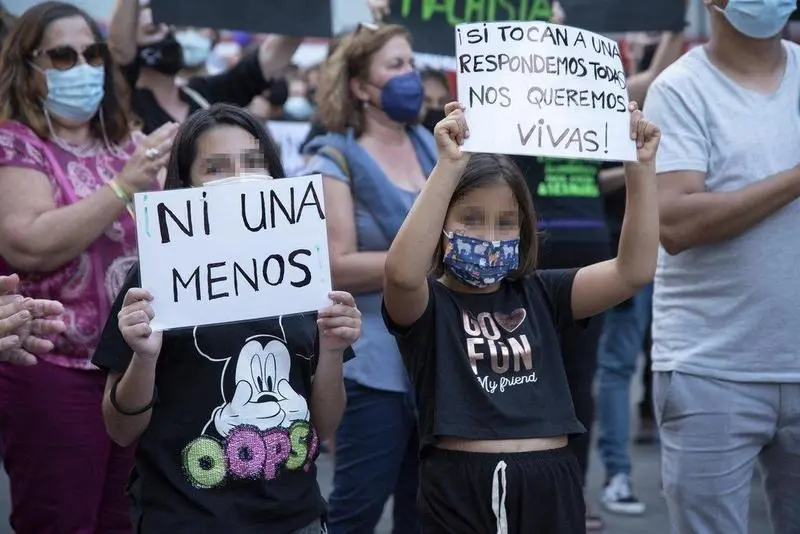  Dos ni&ntilde;as, participan en una concentraci&oacute;n feminista en la Plaza de la Candelaria en repulsa por "todos los feminicidios", a 11 de junio de 2021, en Santa Cruz de Tenerife, Tenerife, Islas Canarias (Espa&ntilde;a). Esta es una de las protestas feministas que se&nbsp;- Europa Press 