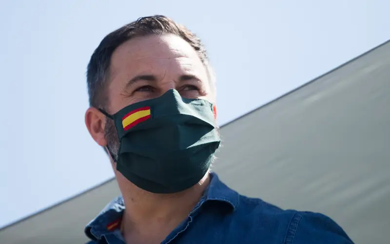  Archivo - El presidente de Vox, Santiago Abascal, montado en un autob&uacute;s durante la congregaci&oacute;n de coches y motos, con pancartas y banderas de Espa&ntilde;a, por las calles de la capital en la manifestaci&oacute;n de Vox para pedir la dimisi&oacute;n del Gobierno de Pedro S&aacute;n - Joaquin Corchero - Europa Press - Archivo 