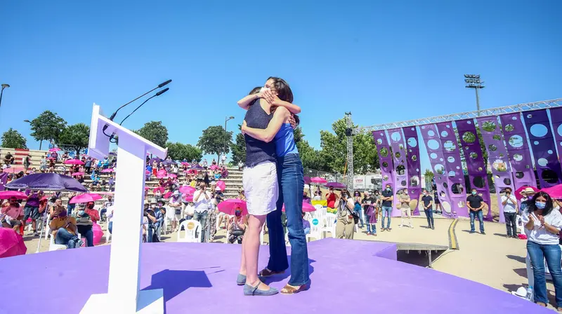  La ministra de Igualdad, Irene Montero (i) y la ministra de Derechos Sociales y candidata a secretaria general de Unidas Podemos, Ione Belara (d), se abrazan en la IV Asamblea Ciudadana Estatal de Podemos, a 13 de junio de 2021, en el Auditorio Parque de - Ricardo Rubio - Europa Press 