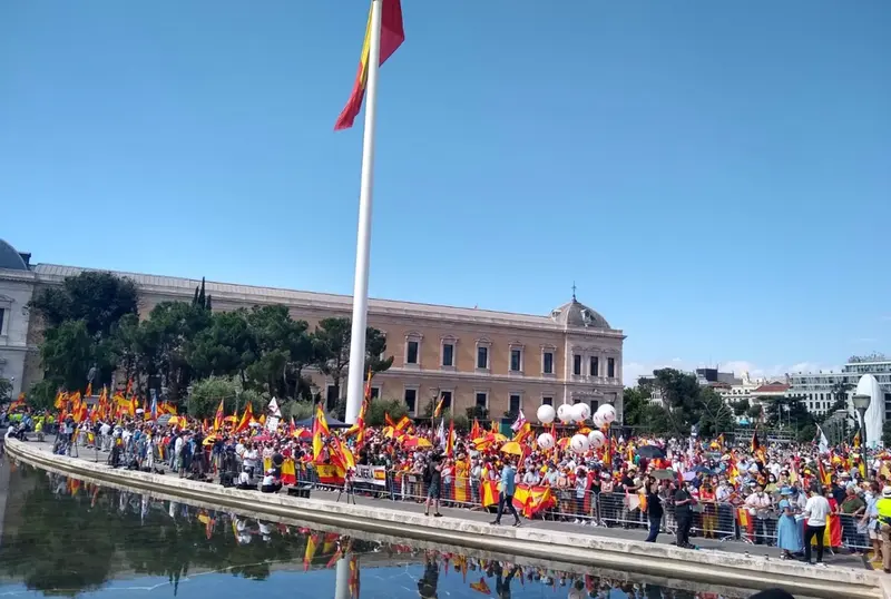  M&aacute;s de mil personas se concentran ya desde las 11.00 horas en la madrile&ntilde;a Plaza de Col&oacute;n para proetestar contra los indultos a los l&iacute;deres del proc&eacute;s. En Madrid, a 13 de junio de 2021. - EUROPA PRESS 