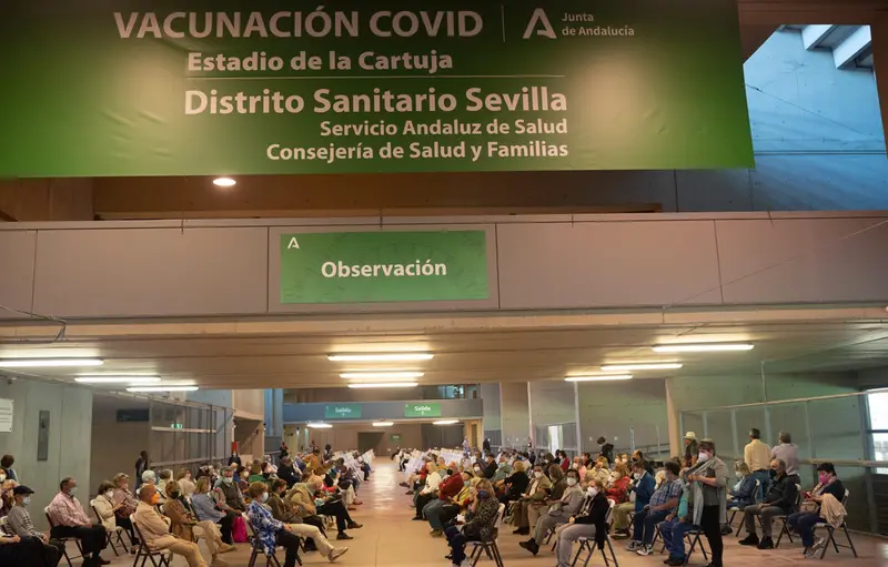  Archivo - Varias personas esperan en el &aacute;rea de observaci&oacute;n despu&eacute;s de que les hayan administrada la vacuna contra el Covid-19, en el Estadio de la Cartuja, en Sevilla, (Espa&ntilde;a) - Eduardo Briones - Europa Press - Archivo 