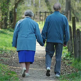  Mayores ancianos paseando 