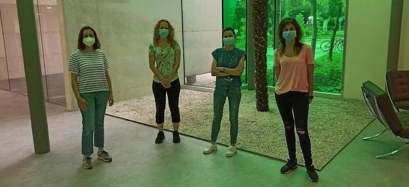  Sara Rodr&iacute;guez Mora, Mayte Coiras, Montserrat Torres y Elena Mateos, firmantes del art&iacute;culo junto a Lorena Vig&oacute;n, Mar&iacute;a Teresa L&oacute;pez-Huertas, Javier Garc&iacute;a-P&eacute;rez y Jos&eacute; Alcam&iacute;, en el Centro Nacional de Microbiolog&iacute;a del ISCIII. - ISCIII 
