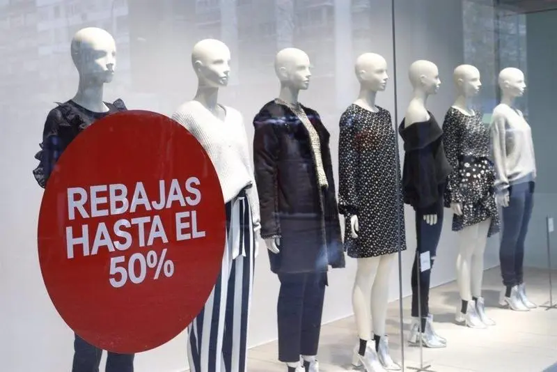 Imagen de los escaparates de las tiendas en temporada de Rebajas