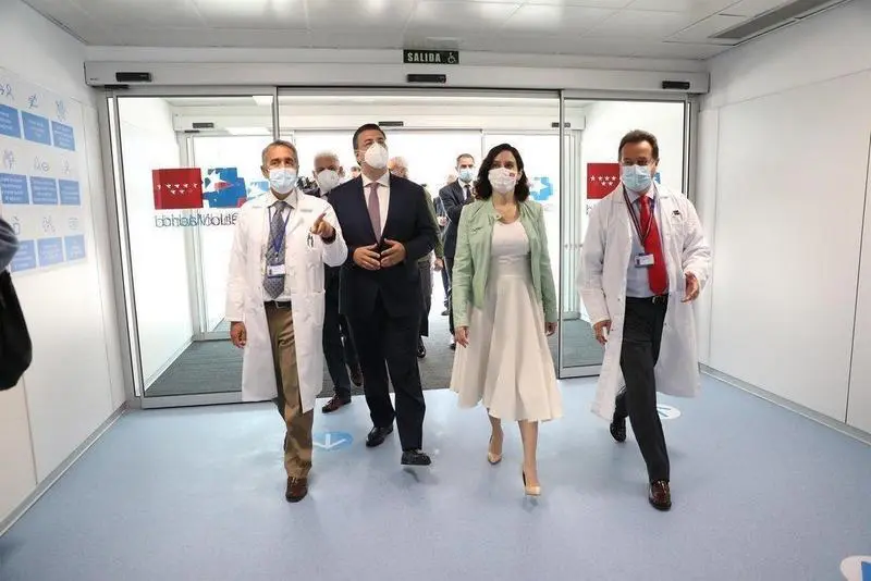  El presidente del Comit&eacute; Europeo de las Regiones, Apostolos Tzitzikostas; y la presidenta de la Comunidad de Madrid, Isabel D&iacute;az Ayuso durante su visita al Hospital Enfermera Isabel Zendal de Madrid - EUROPA PRESS 