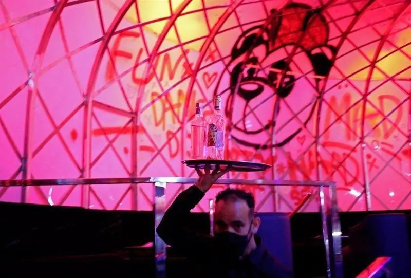  Un camarero del Panda Club en su sesi&oacute;n de reapertura a 21 de junio de 2021, en Madrid (Espa&ntilde;a), tras la ca&iacute;da de las medidas restrictivas para el ocio nocturno madrile&ntilde;o por la pandemia. - C&eacute;zaro De Luca - Europa Press 