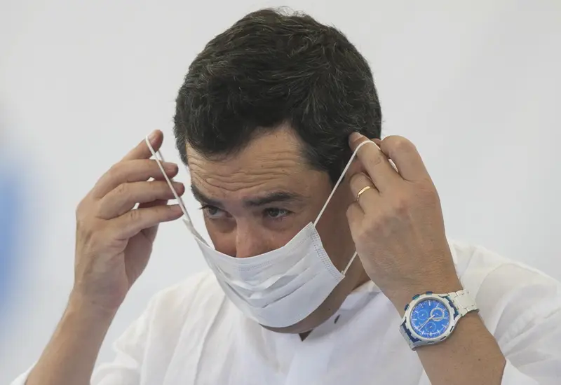  Archivo - El presidente de la Junta de Andaluc&iacute;a, Juanma Moreno coloc&aacute;ndose una mascarilla. - Mar&iacute;a Jos&eacute; L&oacute;pez - Europa Press - Archivo 