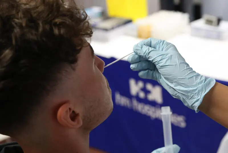  Un sanitario realiza un test de ant&iacute;genos a un hombre. - Marta Fern&aacute;ndez Jara - Europa Press 