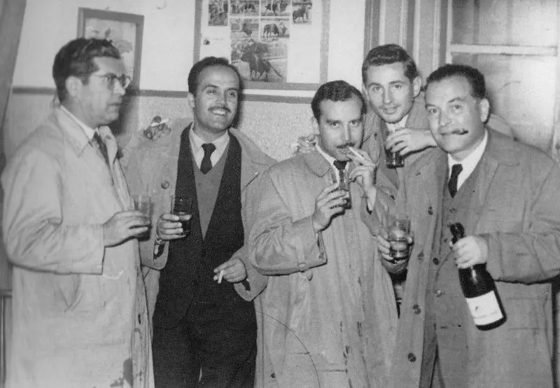  Ricardo Molina, Miguel del Moral (pintor), Pablo Garc&iacute;a Baena, Jos&eacute; de Miguel (amigo del grupo C&aacute;ntico) y Juan Bernier, en la taberna Minguitos, de C&oacute;rdoba, en 1956. Imagen: El Pa&iacute;s 