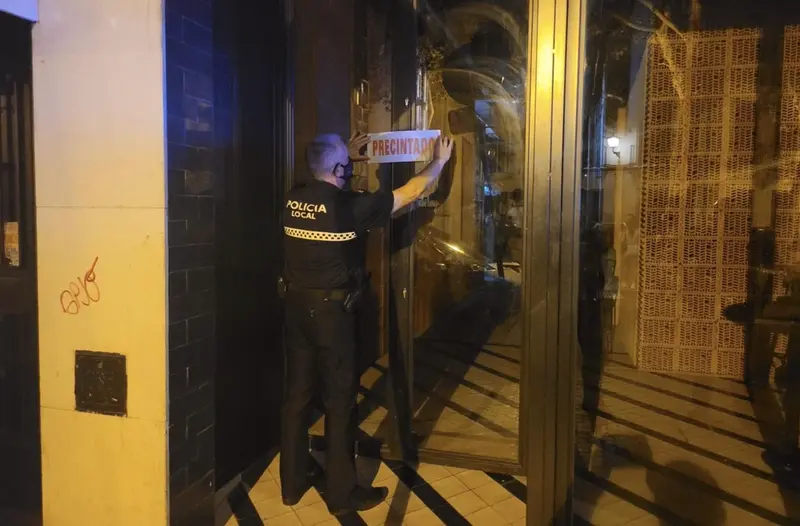  Precinto de un bar en la Alameda - EMERGENCIAS SEVILLA 