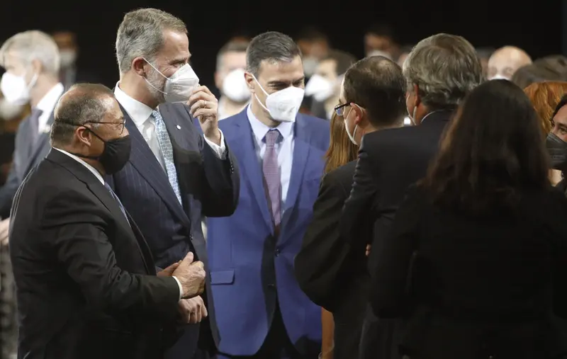  El Rey Felipe VI y el presidente del Gobierno, Pedro S&aacute;nchez, durante la cena inaugural del Mobile World Congress - KIKE RINC&Oacute;N - EUROPA PRESS 