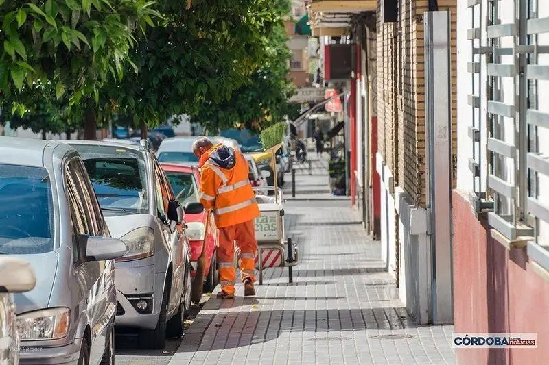  Barrendero trabajando en el barrio de Santa Rosa / Pilar Gázquez. 