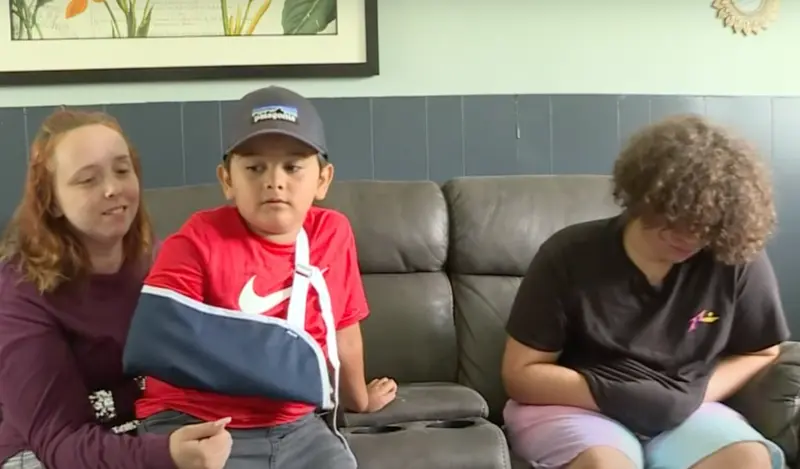  Los 2 hermanos junto a la madre 