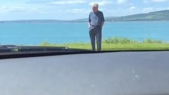  El abuelo ayudado a Kay a cruzar -  TikTok - @kaymc_5 