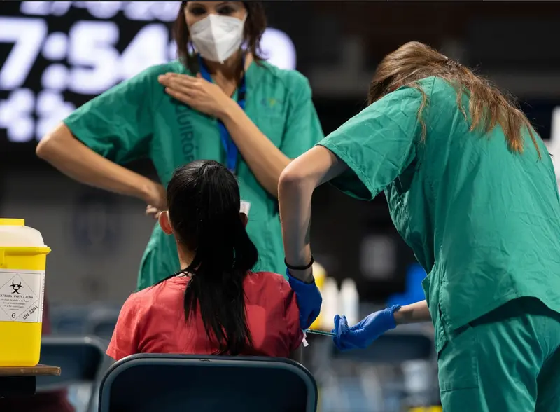  Archivo - Una enfermera administra la vacuna contra la COVID-19 en el Pabell&oacute;n Santiago Mart&iacute;n - GOBIERNO DE CANARIAS - Archivo 