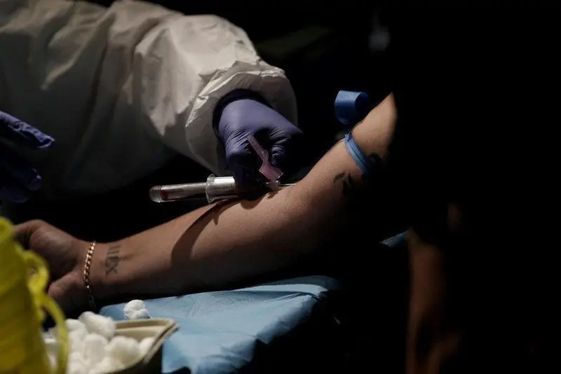  Un sanitario saca sangre a una mujer en el Centro de las Artes Auditorium Municipal de Arroyomolinos, Madrid (Espa&ntilde;a), a 7 de septiembre de 2020. - Eduardo Parra - Europa Press - Archivo 