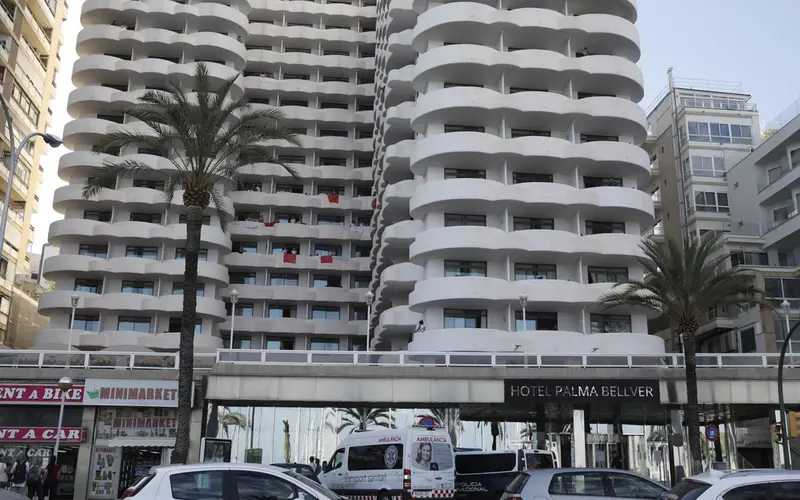  Hotel Palma Bellver, donde est&aacute;n confinados los j&oacute;venes aislados por el 'macrobrote' asociado a viajes de fin de curso. - Clara Margais/dpa 