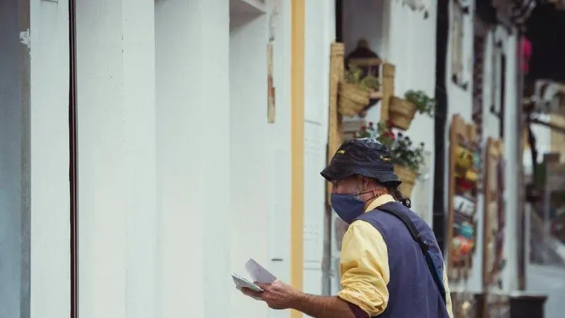  Cartero con mascarilla 