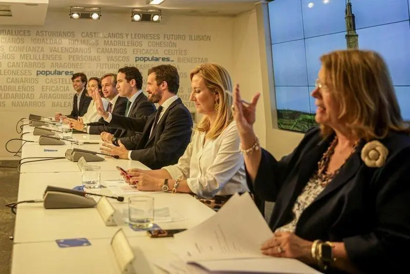  El secretario general del Partido Popular, Teodoro Garc&iacute;a Egea , el presidente nacional del Partido Popular, Pablo Casado, y las vicesecretarias generales Ana Beltr&aacute;n y Elvira Rodr&iacute;guez, en una reuni&oacute;n del PP.  - EUROPA PRESS 