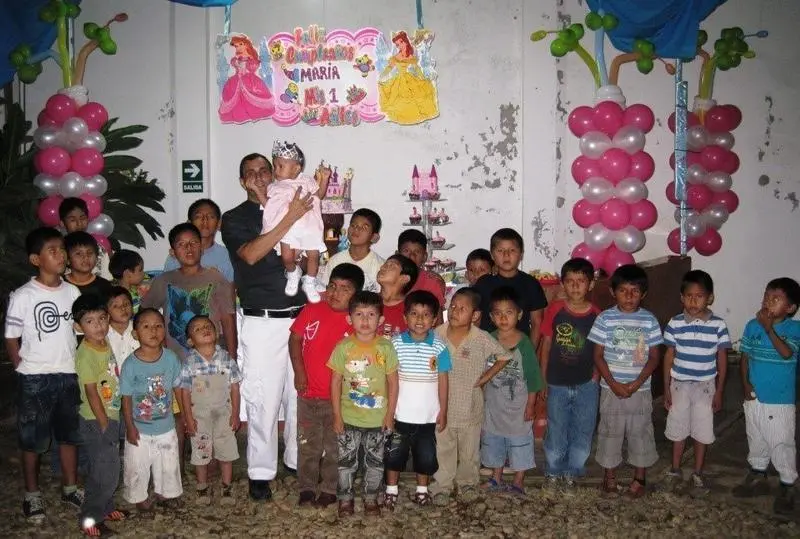  Padre Do&ntilde;oro rodeado de ni&ntilde;os | Hogar Nazaret Facebook 