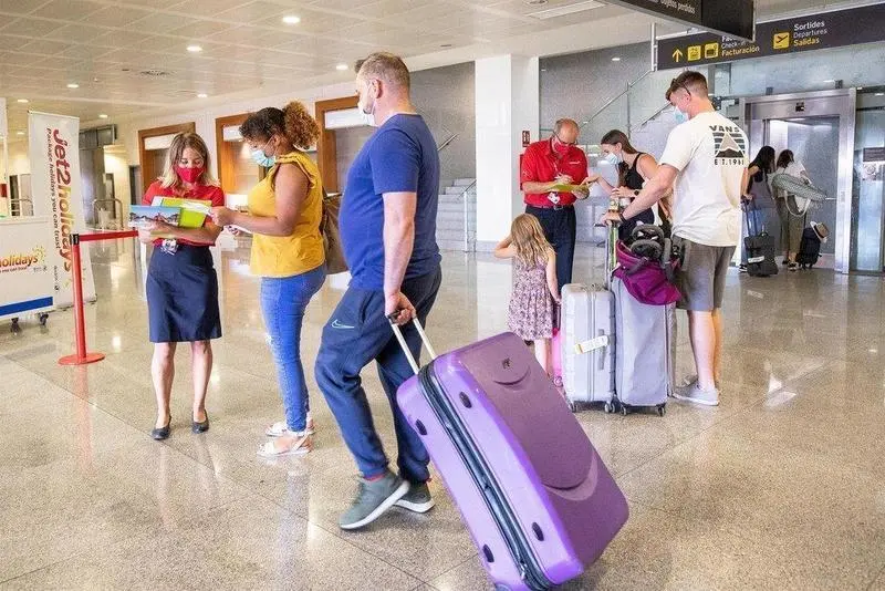  Pasajeros brit&aacute;nicos en un aeropuerto - Adri&agrave; Riudavets - Europa Press 
