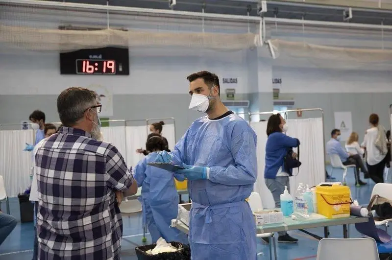  Vacunaci&oacute;n en el pabell&oacute;n SADUS Sevilla. // EP 