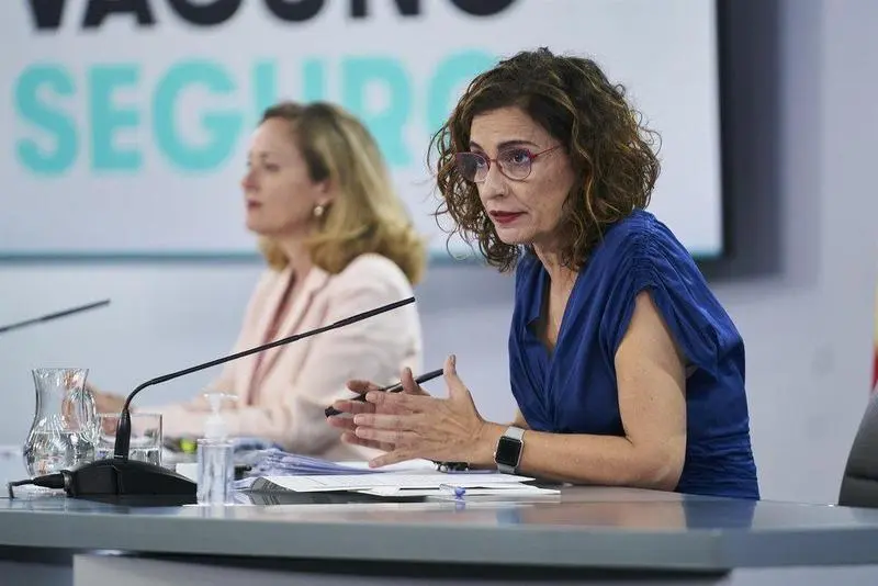  La vicepresidenta segunda y ministra de Asuntos Econ&oacute;micos y Transformaci&oacute;n Digital, Nadia Calvi&ntilde;o (i), y la ministra de Hacienda y portavoz del Gobierno, Mar&iacute;a Jes&uacute;s Montero, intervienen en una rueda de prensa posterior al Consejo de Ministros, a 6 de ju - A. P&eacute;rez Meca. POOL/Europa Press - Europa Press 