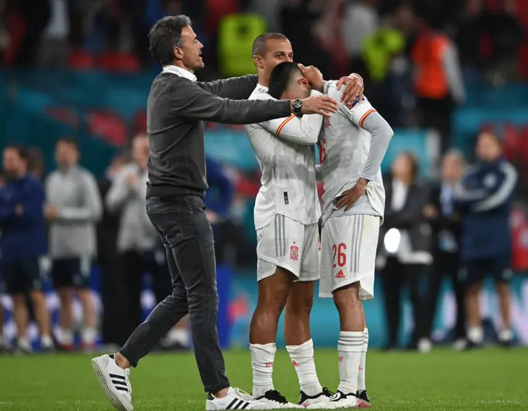  La selecci&oacute;n de Italia es la primera finalista de la Eurocopa 2020. tras eliminar a Espa&ntilde;a en la tanda de penaltis. 'Vendetta' de 2008 y tercera pr&oacute;rroga consecutiva que jugaba la Roja, y a la tercera fue la vencida.

El primer aviso lo mand&oacute; Chiesa al palo a los tres minutos, aunque la jugada estaba anulada por fuera de juego. La Roja se encontr&oacute; con su n&eacute;mesis en el torneo, porque la presi&oacute;n de Croacia o Polonia en partidos previos no result&oacute; tan feroz como la 'azzurra'.

Con Verratti haciendo de Busquets para Italia, los de Mancini lograban crear m&aacute;s situaciones de superioridad de las que pide Luis Enrique a los suyos. Empezaba otra Eurocopa muy distinta para Espa&ntilde;a. 