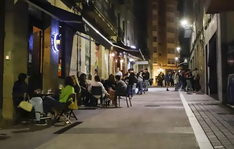  Varias terrazas con clientes durante la primera noche de la reapertura del ocio nocturno con condiciones en Galicia, a 1 de julio de 2021, en Vigo, Pontevedra, Galicia (Espa&ntilde;a). A partir de hoy, la Xunta de Galicia permite la reapertura de los locales de - Marta V&aacute;zquez Rodr&iacute;guez - Europa Press 
