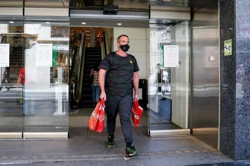  Un hombre sale con varias bolsas de un establecimiento de El Corte Ingl&eacute;s - A. P&eacute;rez Meca - Europa Press 