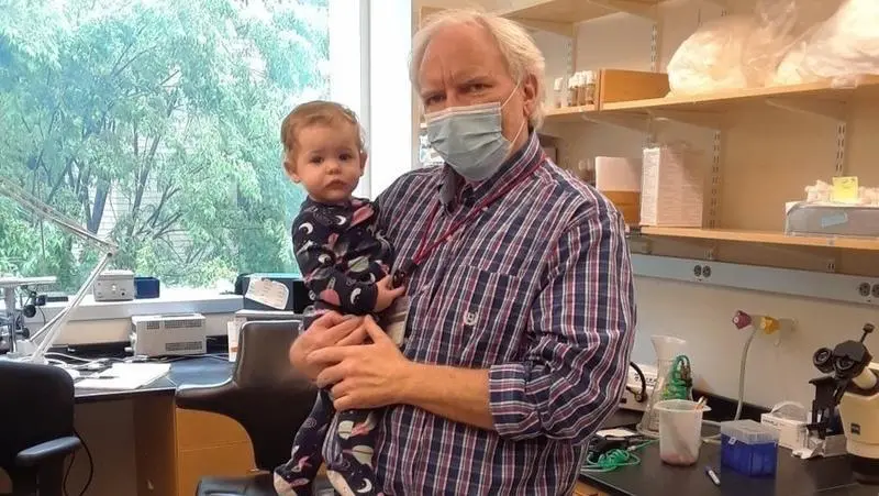  La peque&ntilde;a Katie con Troy Littleton, el profesor de la universidad de su madre - Twitter - @JTroyLittleton 