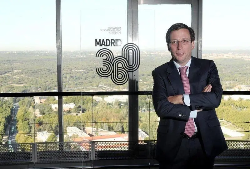  El alcalde de Madrid, Jos&eacute; Luis Mart&iacute;nez- Almeida, posa junto al logo del proyecto 'Madrid 360'. EP 
