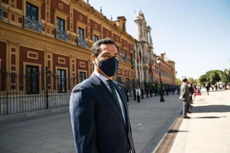  El presidente de la Junta de Andaluc&iacute;a, Juanma Moreno, ante el Palacio de San Telmo en una foto de archivo. - JUNTA DE ANDALUC&Iacute;A 